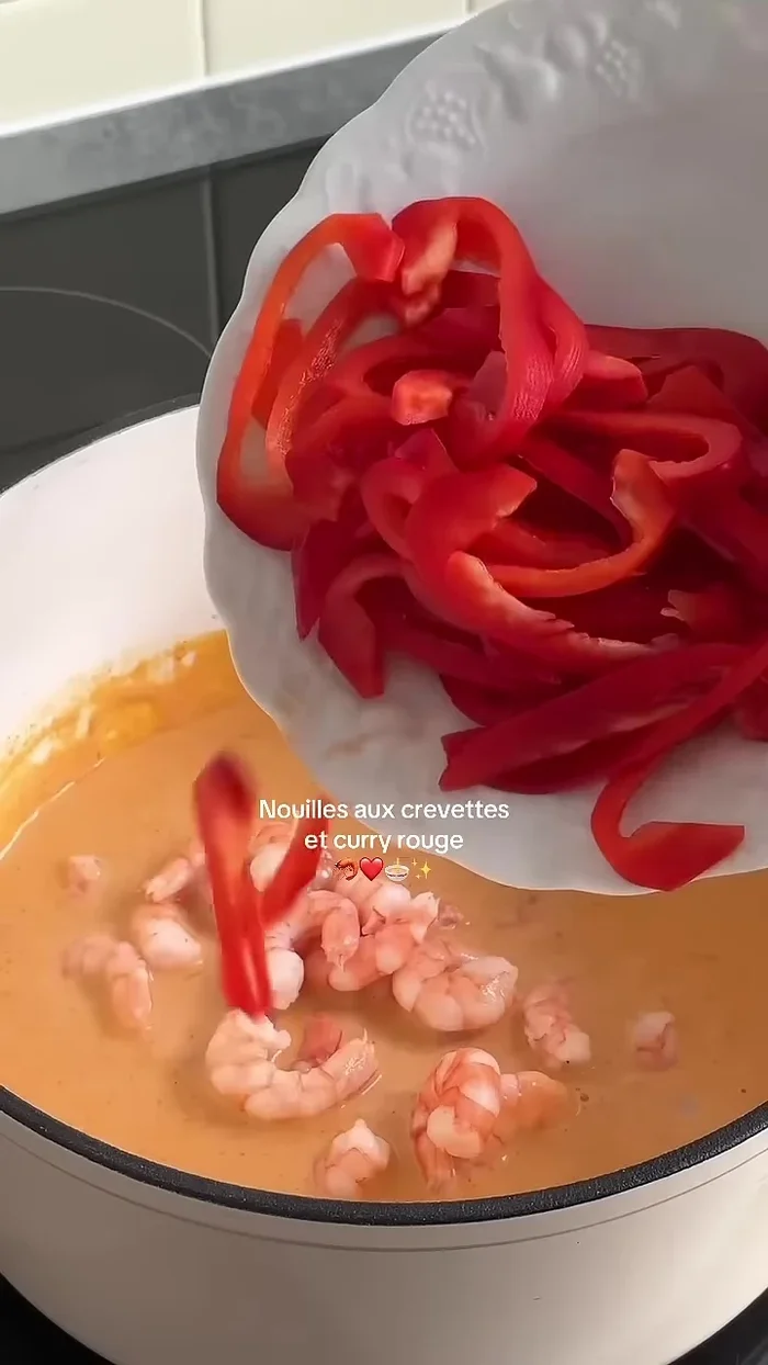 Ajouter les légumes et les crevettes à la préparation et laisser mijoter.