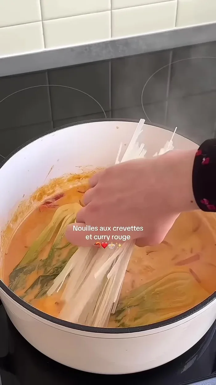 Une fois les légumes tendres, ajouter les nouilles de riz et cuire environ 5 minutes.