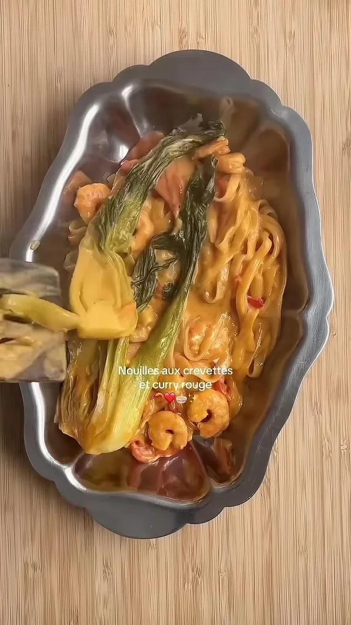Faire chauffer de l'huile d'olive avec du paprika et des chili flakes pour une huile piquante à ajouter par-dessus.