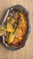 Nouilles aux crevettes et curry rouge : Recette facile et colorée
