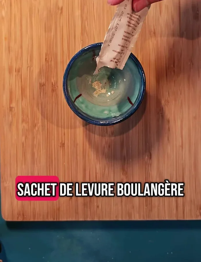 Activer la levure boulangère en y ajoutant quelques cuillères à soupe d'eau tiède et un peu de sucre ou de miel. Laisser reposer 5 à 10 minutes.