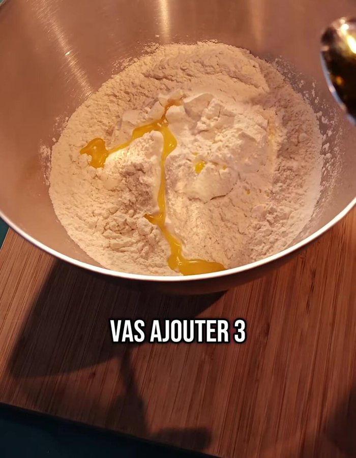Dans un grand bol, mélanger la farine, l'huile d'olive, de l'eau, et une pincée de sel.