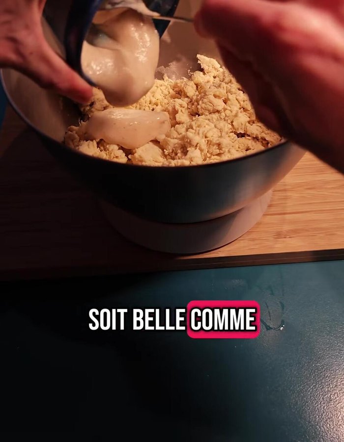 Pétrir la pâte pendant au moins 10 minutes jusqu'à ce qu'elle soit lisse et légèrement collante.