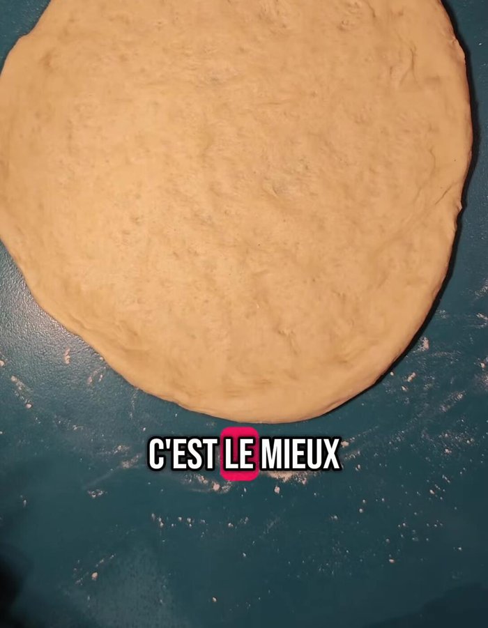 Étaler chaque moitié de pâte avec les doigts.