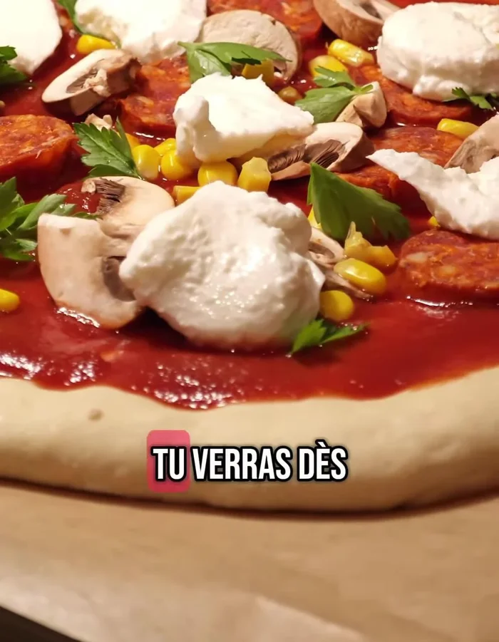 Enfourner les pizzas pendant 10 à 15 minutes, jusqu'à ce que la pâte soit dorée et le fromage fondu.