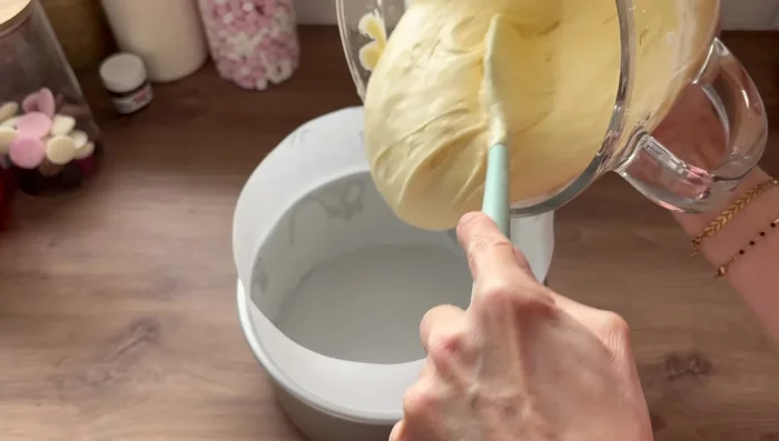 Verser la pâte dans un moule à gâteau chemisé de papier cuisson. Enfourner à 160° pendant environ 1 heure.