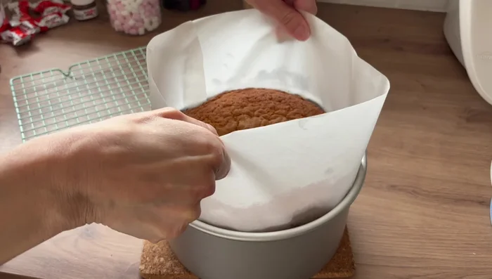 Laisser refroidir quelques minutes, puis démouler et retourner le gâteau pour le laisser plat.