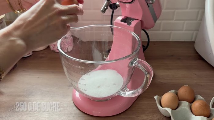 Préparer le Molly cake: Dans le bol du robot, mélanger le sucre et les œufs entiers (4). Si vous n'avez pas de robot, utilisez un fouet électrique ou fouettez à la main.