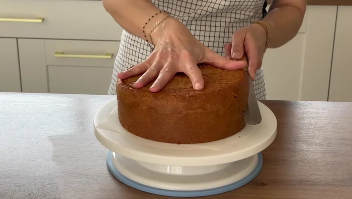 Une fois le gâteau complètement refroidi, le couper en trois disques égaux.