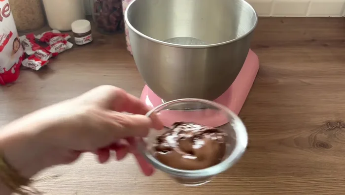 Préparer la crème au mascarpone et pâte à tartiner: Mettre le bol, les fouets et la crème fraîche au froid. Monter la crème en chantilly, puis ajouter la pâte à tartiner progressivement.