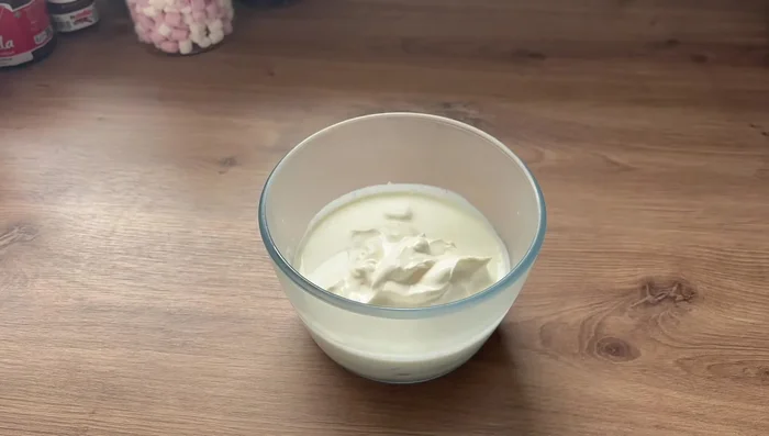 Le lendemain, préparer une nouvelle crème au mascarpone et pâte à tartiner. Recouvrir le gâteau avec cette crème, lisser et décorer avec du chocolat fondu, des vermicelles en chocolat et des morceaux de Kinder Bueno.