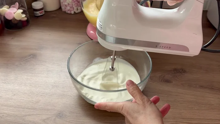 Monter la crème fraîche bien froide (30% MG) en chantilly. Réserver.