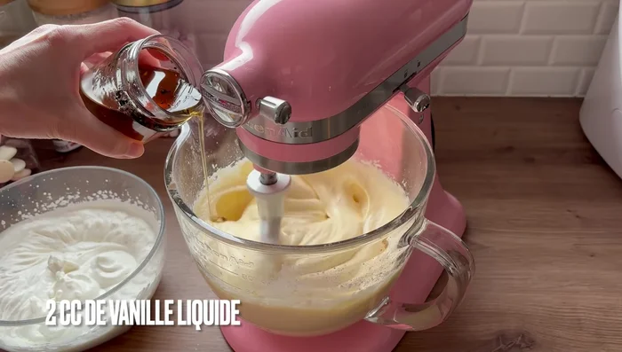 Ajouter une pincée de sel, la vanille et incorporer petit à petit la crème chantilly, en mélangeant délicatement.