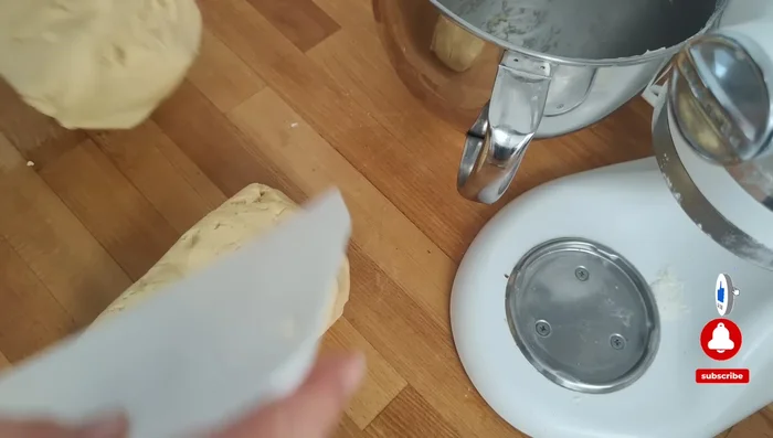 Diviser la pâte en deux, la former en boule, emballer dans du film plastique et laisser reposer au réfrigérateur au moins 30 minutes.