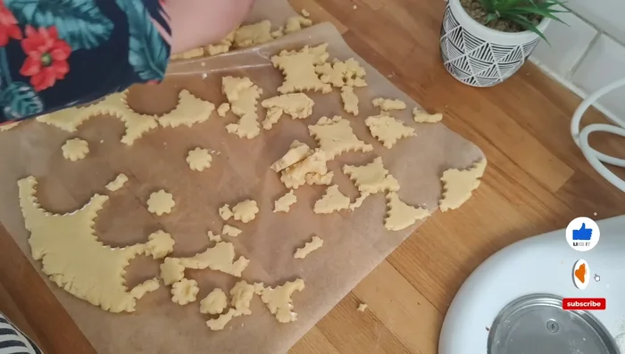Cuire les sablés au four préchauffé à 180°C pendant environ 10 minutes, jusqu'à ce qu'ils soient légèrement dorés.