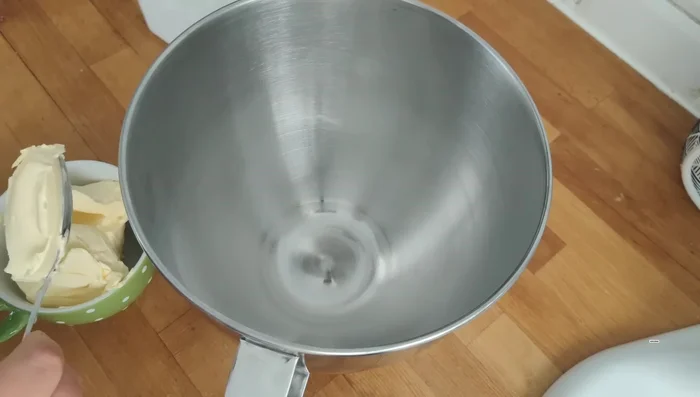 Mélanger le beurre mou, l'huile, le sucre glace et la vanille à vitesse 1 du batteur électrique pendant 3 à 4 minutes jusqu’à obtenir une mousse.