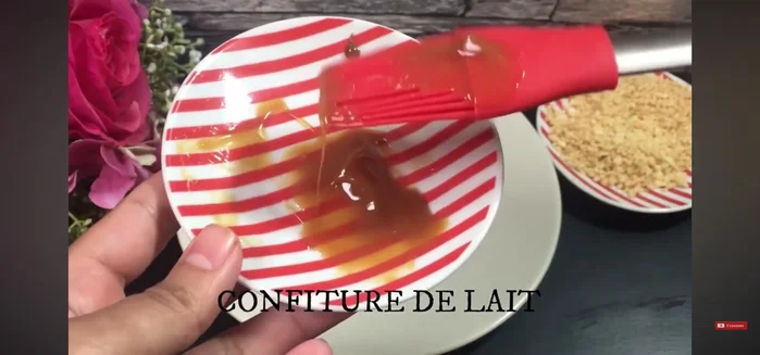 Décorez avec des lignes de chocolat, de la confiture de lait et des cacahuètes mixées.