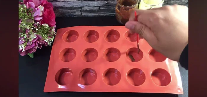 Pour le gâteau Zéliic Prestige, préparez un moule et décorez-le avec du chocolat noir et blanc.