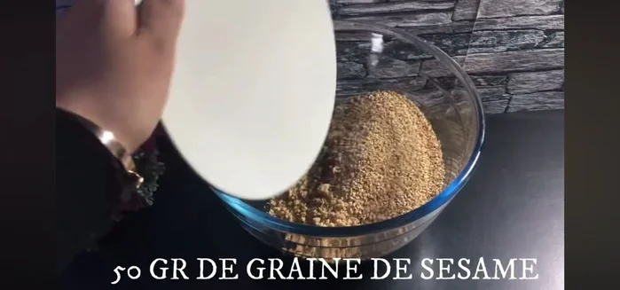 Mélangez 100g de cacahuètes mixées, 50g de graines de sésame, 1/2 cuillère à café de cannelle, et 70g de miel.