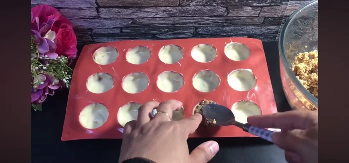 Versez la préparation dans le moule, sur le chocolat figé. Ajoutez du chocolat blanc et réfrigérez.