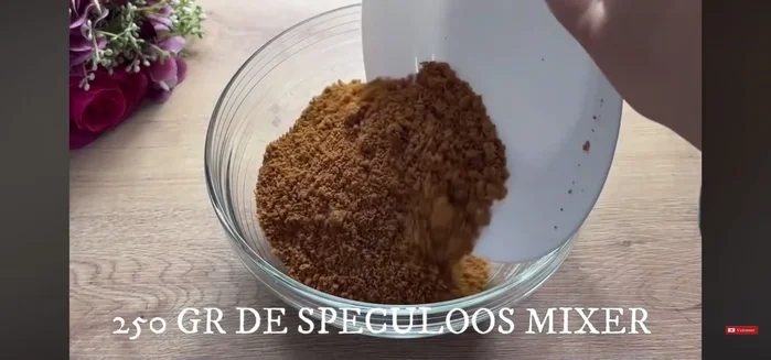 Mélangez les spéculos mixés avec 150g de cacahuètes et 200g de lait concentré sucré.