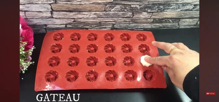 Démoulez, nappez de chocolat blanc et remettez au frais 1 heure.