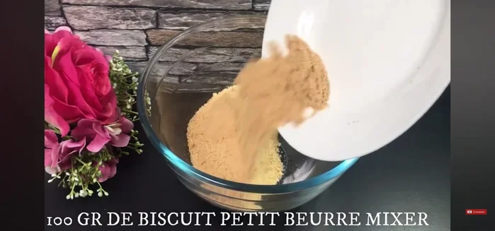 Mixez 100g de biscuits Petit Beurre.