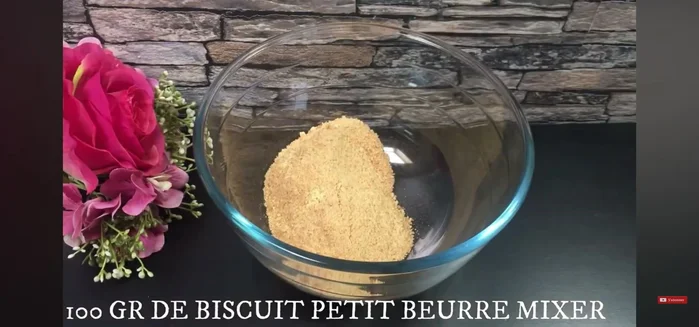 Mélangez les biscuits mixés avec 150g de cacahuètes mixées et 4 cuillères à soupe de confiture de lait.