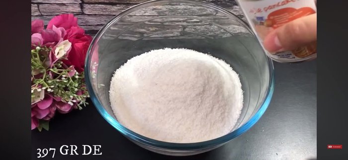 Mélangez 250g de noix de coco avec une boîte de lait concentré sucré.