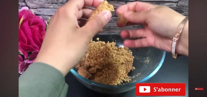 Formez des boudins, nappez de chocolat au lait fondu (avec un peu d'huile pour la brillance).