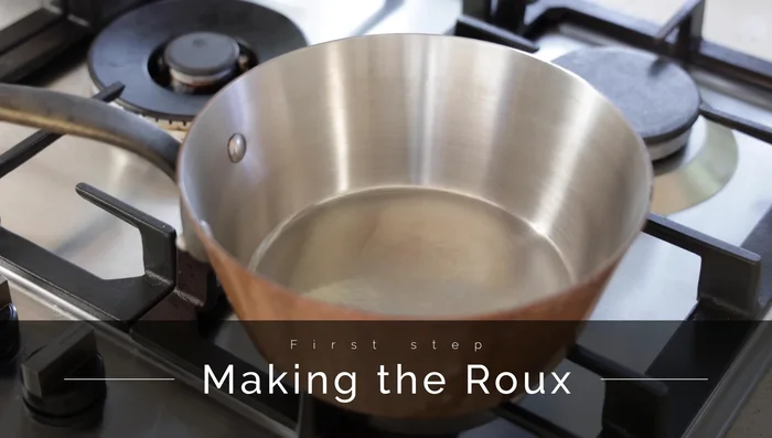 Préparation du roux : Faire fondre le beurre à feu doux-moyen. Ajouter la farine en une seule fois et mélanger jusqu'à obtenir une pâte. Cuire pendant 3 minutes pour un roux blanc (ou 4-6 minutes pour un roux blond). Retirer du feu et laisser refroidir.