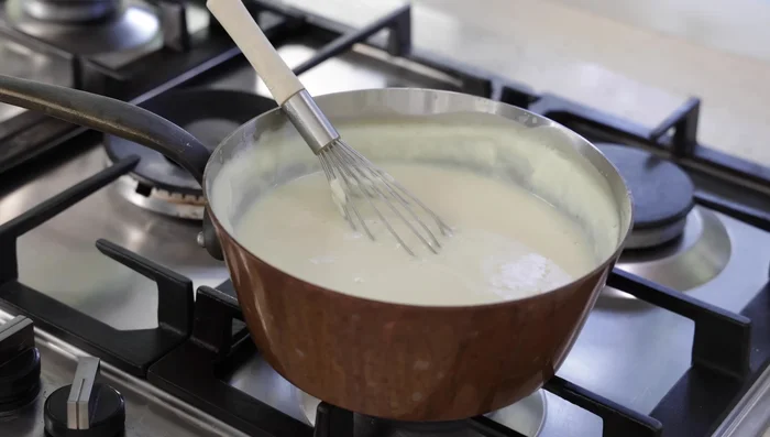 Sauce Crème : Ajouter de la crème fraîche à la béchamel finie. Mélanger et laisser mijoter 5 minutes.
