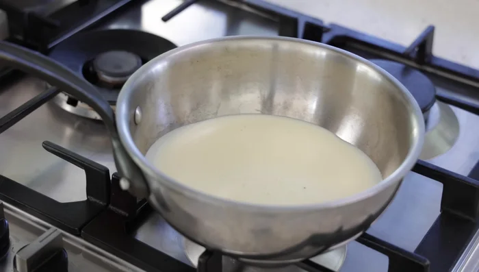 Sauce Aurora : Mélanger la béchamel crème avec de la purée de tomate de bonne qualité. Chauffer doucement jusqu'à ce que la couleur rosée apparaisse.