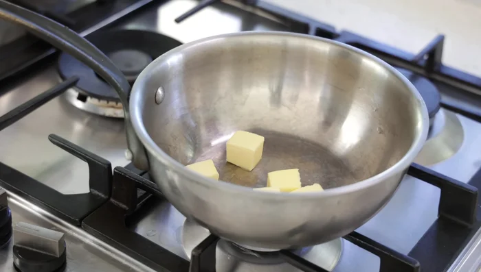 Sauce à l'oignon (Soubise) : Faire fondre du beurre dans une poêle à feu très doux. Ajouter des oignons blancs hachés et cuire pendant 10-20 minutes, sans coloration, jusqu'à ce qu'ils soient très tendres. Assaisonner. Mixer les oignons cuits avec une partie de la béchamel. Incorporer le reste de la béchamel.