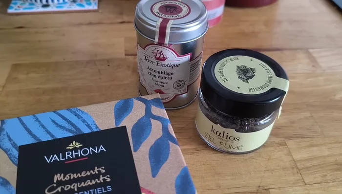 Préparation des fraises : Laver et préparer les fraises.