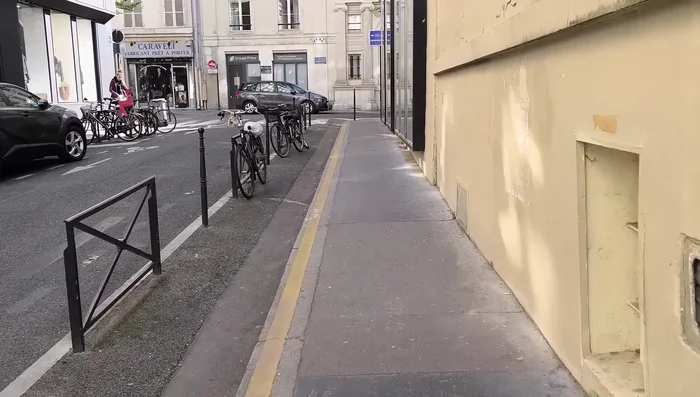 Préparation de la crème chantilly : Fouetter la crème liquide jusqu'à obtenir une consistance ferme.