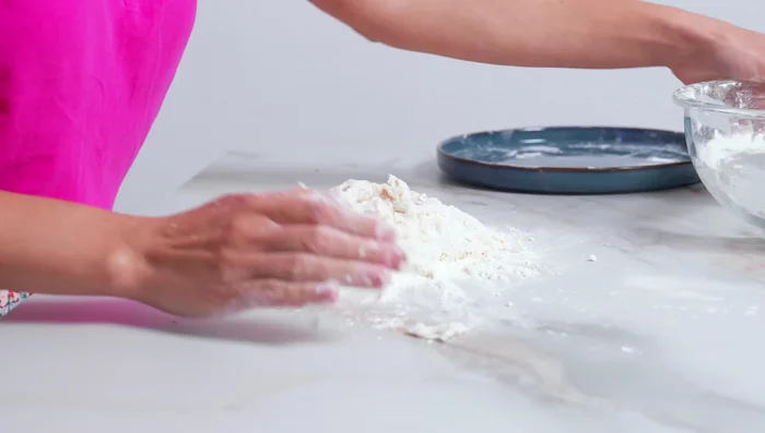 Former une boule, la placer dans un bol fariné ou huilé, couvrir et laisser lever 1h30 dans un endroit chaud.
