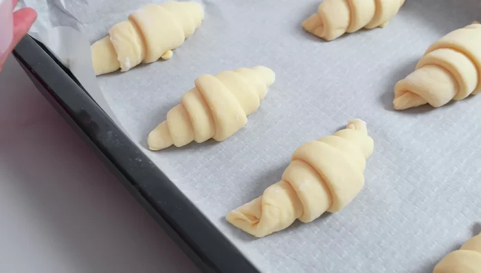 Badigeonner les croissants avec un mélange de jaune d'œuf et d'eau. Cuire à 180°C pendant 20 à 25 minutes.