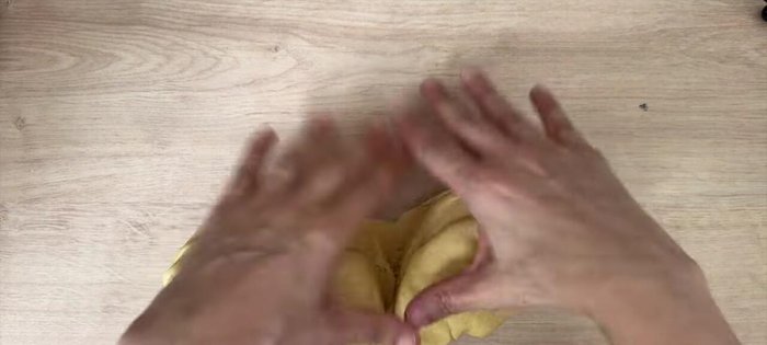 Formez des boules et placez-les dans un plat chemisé de papier cuisson.