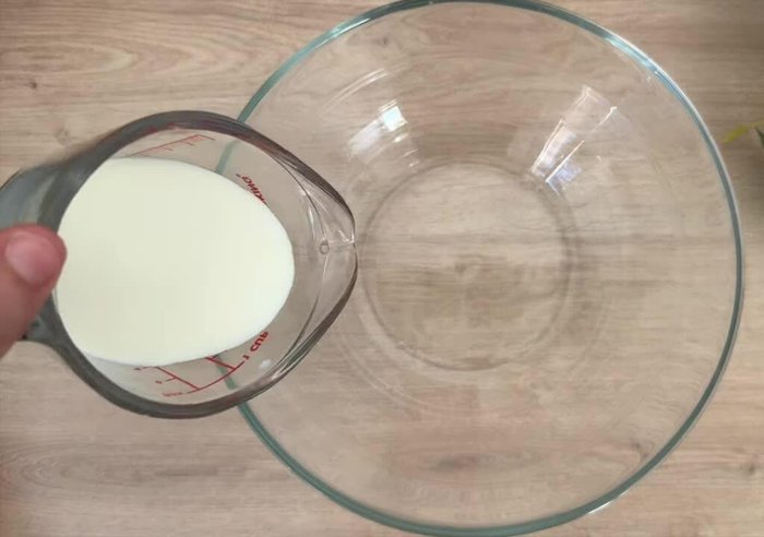 Dans un saladier, versez le lait tiède (important : ni trop chaud, ni trop froid). Ajoutez la levure, mélangez et laissez reposer 10 minutes.