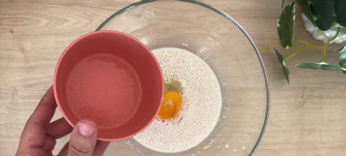 Ajoutez les œufs, mélangez. Ensuite, incorporez le sucre vanillé et le sucre blanc. Mélangez.