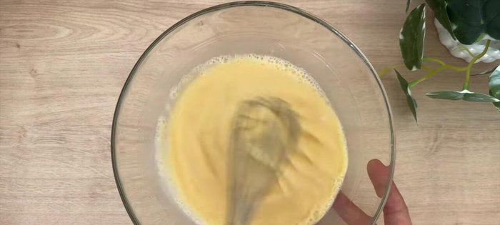 Ajoutez le beurre ramolli, la moitié de la farine et mélangez jusqu'à obtenir une pâte lisse et homogène.