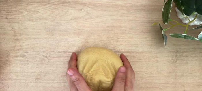 Formez une boule, déposez-la dans un saladier couvert et laissez pousser 1h30 à 2h dans un four éteint préchauffé 3-4 minutes à 180°C.
