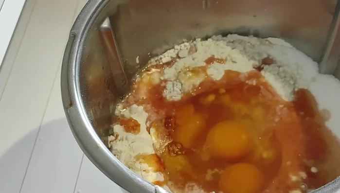 Ajouter le jus d'orange et les œufs. Pétrir à vitesse réduite pendant 1 à 2 minutes, puis augmenter la vitesse et pétrir pendant 20 minutes. Ajouter un peu de farine si la pâte est trop collante.