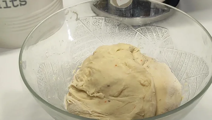 Former une boule, couvrir et laisser lever 3 heures à température ambiante.