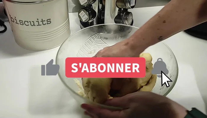 Dégazer la pâte, former une boule et laisser pousser 2 heures à température ambiante (ou laisser au réfrigérateur toute la nuit).