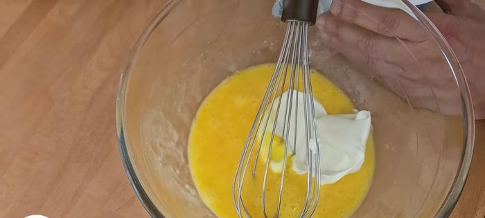 Ajouter la crème fraîche/liquide, le sel, le poivre, le parmesan, l'ail en poudre, les herbes de Provence.