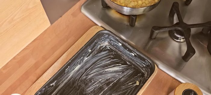 Verser les pommes de terre égouttées dans un moule à tarte.