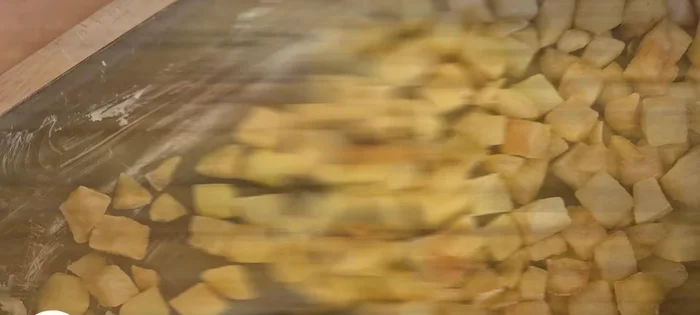 Saler légèrement les pommes de terre.