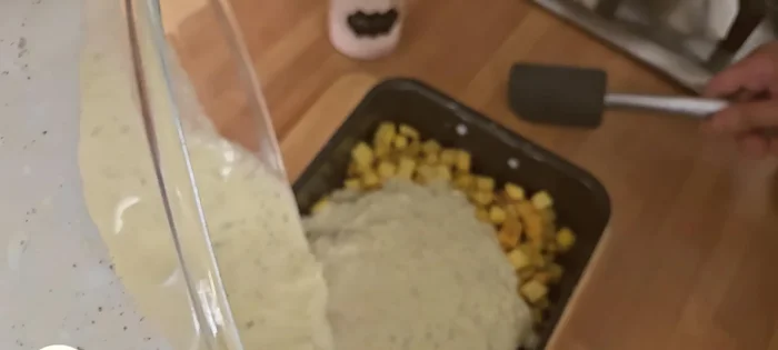 Recouvrir les pommes de terre avec le mélange œufs-crème.